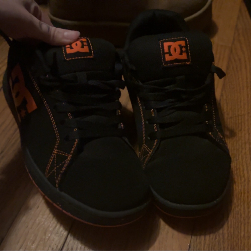 size 6.5 dc skater shoes